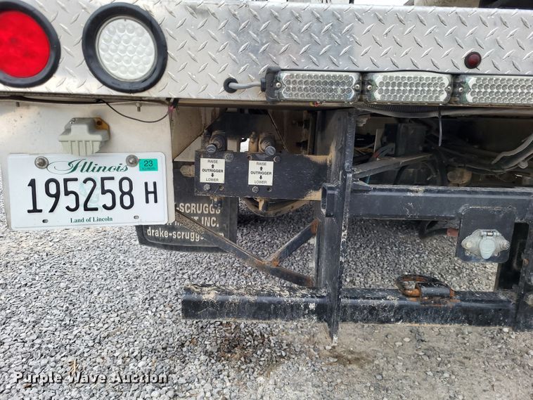 image for item DO3618 2010 Ford F550 Super Duty XLT  bucket truck