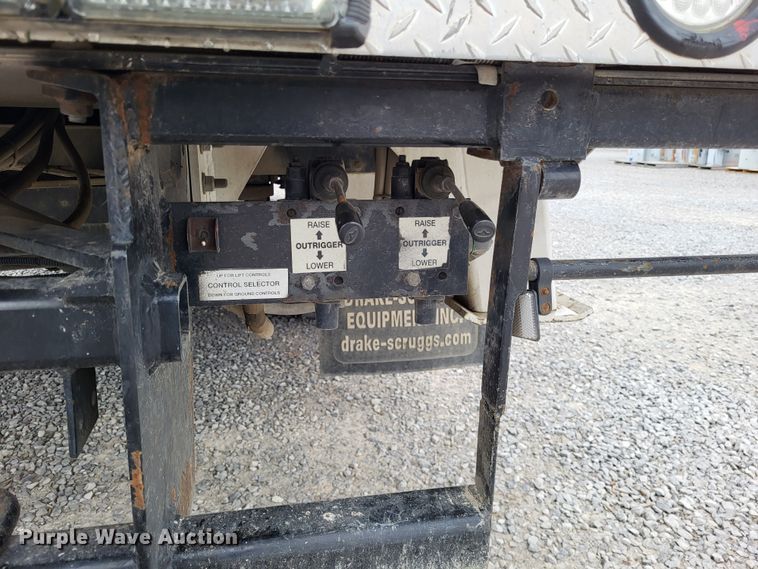 image for item DO3618 2010 Ford F550 Super Duty XLT  bucket truck