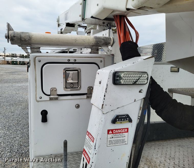 image for item DO3618 2010 Ford F550 Super Duty XLT  bucket truck