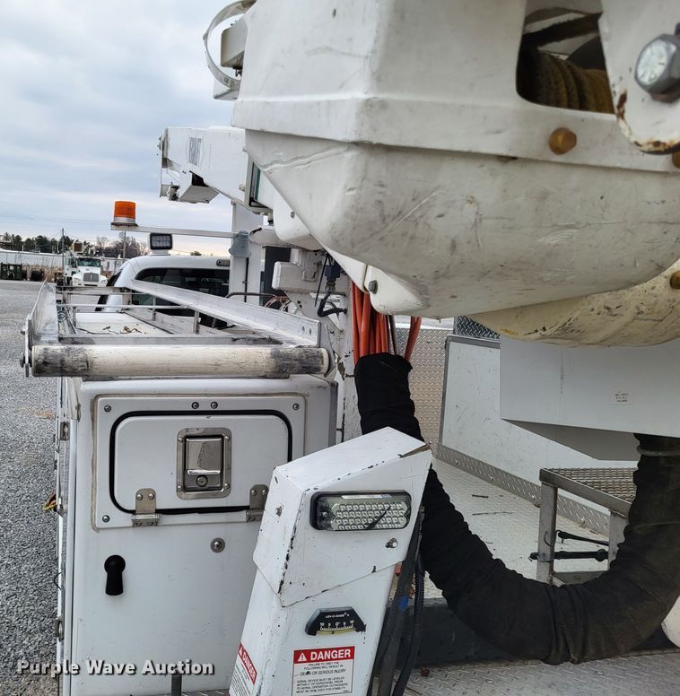 image for item DO3618 2010 Ford F550 Super Duty XLT  bucket truck