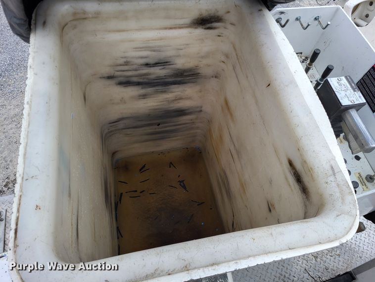 image for item DO3618 2010 Ford F550 Super Duty XLT  bucket truck