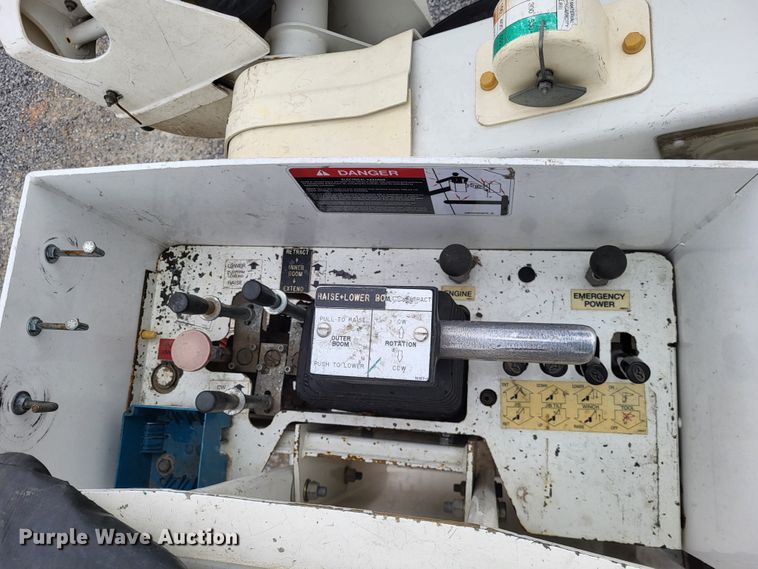 image for item DO3618 2010 Ford F550 Super Duty XLT  bucket truck