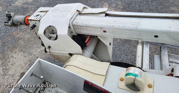 image for item DO3618 2010 Ford F550 Super Duty XLT  bucket truck