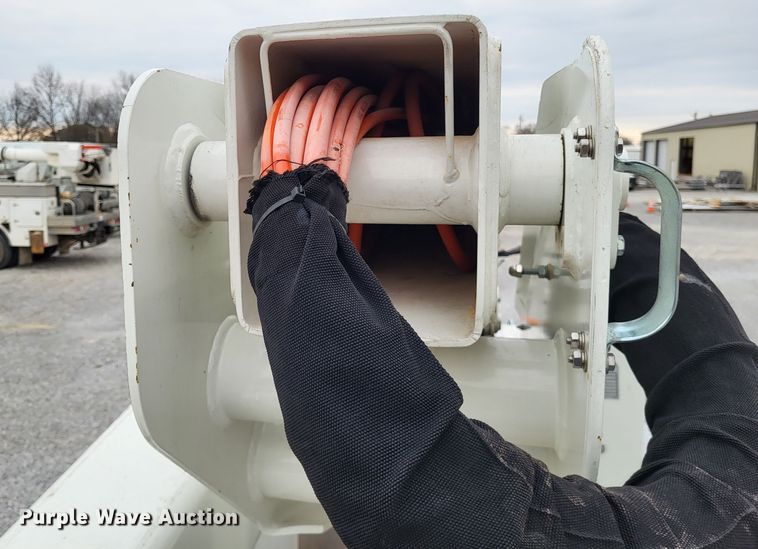 image for item DO3618 2010 Ford F550 Super Duty XLT  bucket truck