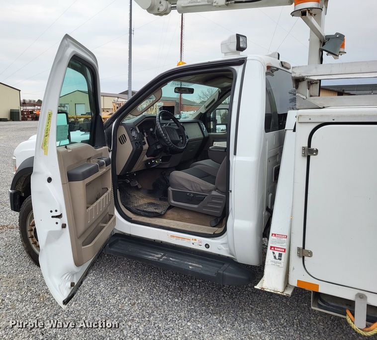 image for item DO3618 2010 Ford F550 Super Duty XLT  bucket truck