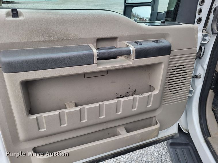 image for item DO3618 2010 Ford F550 Super Duty XLT  bucket truck