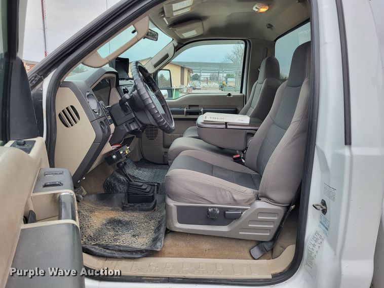 image for item DO3618 2010 Ford F550 Super Duty XLT  bucket truck