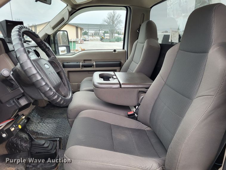 image for item DO3618 2010 Ford F550 Super Duty XLT  bucket truck