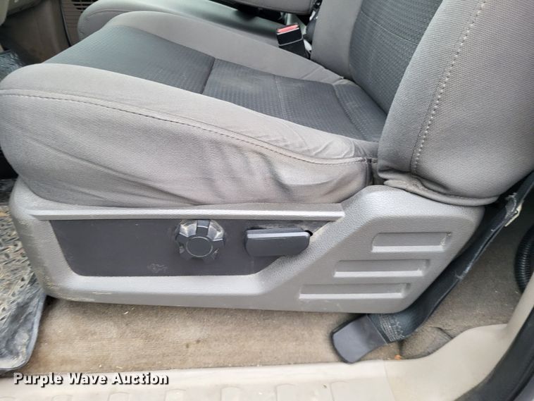 image for item DO3618 2010 Ford F550 Super Duty XLT  bucket truck