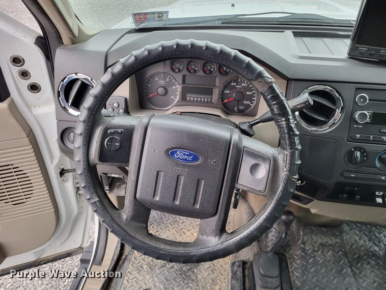 image for item DO3618 2010 Ford F550 Super Duty XLT  bucket truck