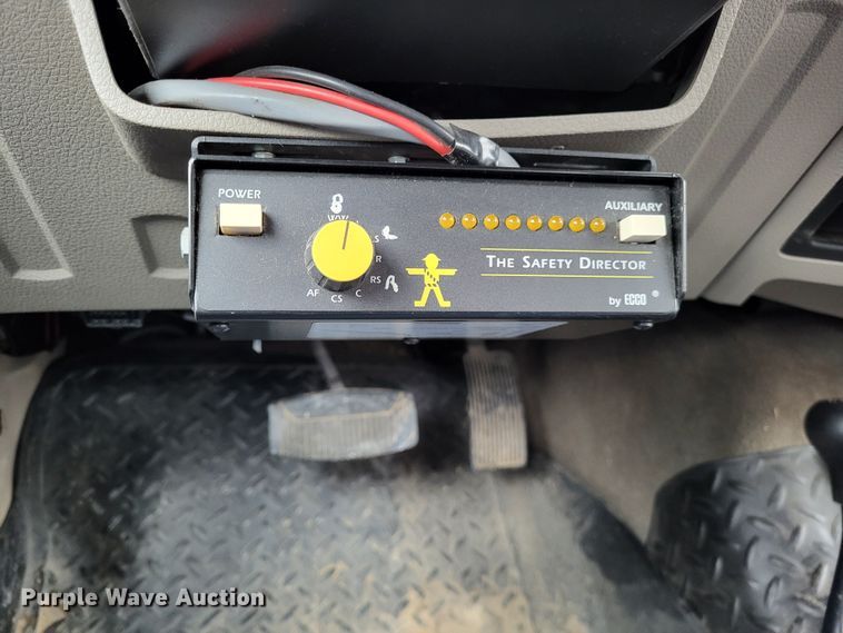 image for item DO3618 2010 Ford F550 Super Duty XLT  bucket truck