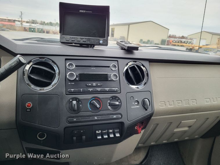 image for item DO3618 2010 Ford F550 Super Duty XLT  bucket truck