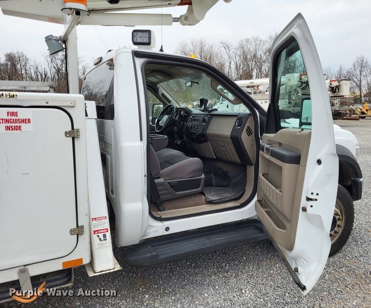image for item DO3618 2010 Ford F550 Super Duty XLT  bucket truck