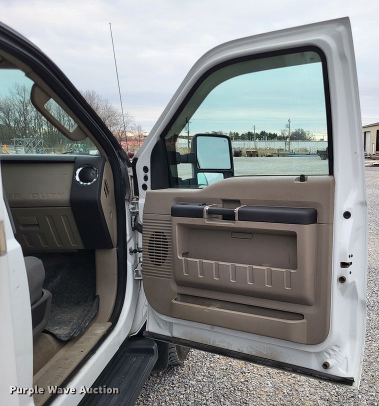image for item DO3618 2010 Ford F550 Super Duty XLT  bucket truck