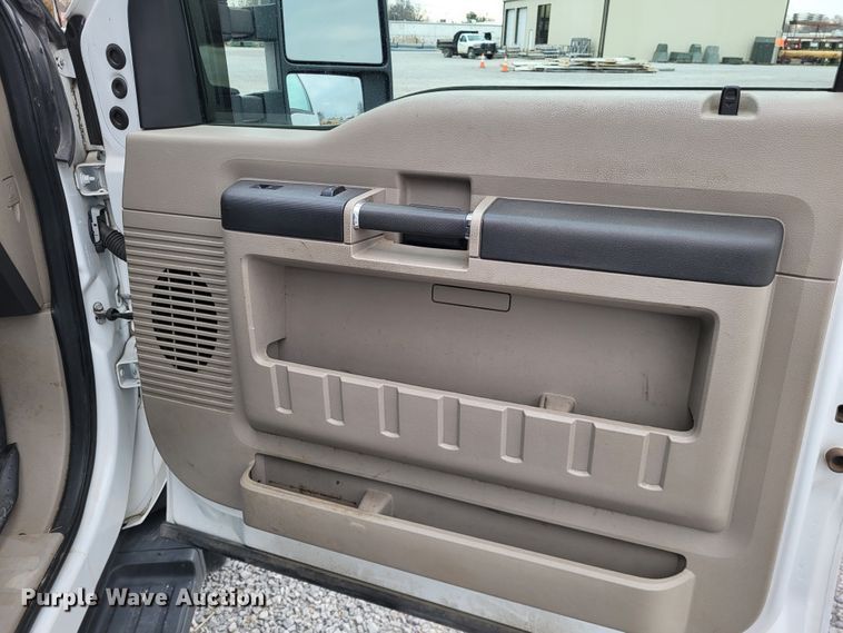 image for item DO3618 2010 Ford F550 Super Duty XLT  bucket truck