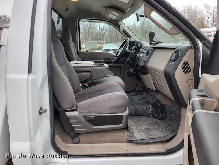 image for item DO3618 2010 Ford F550 Super Duty XLT  bucket truck