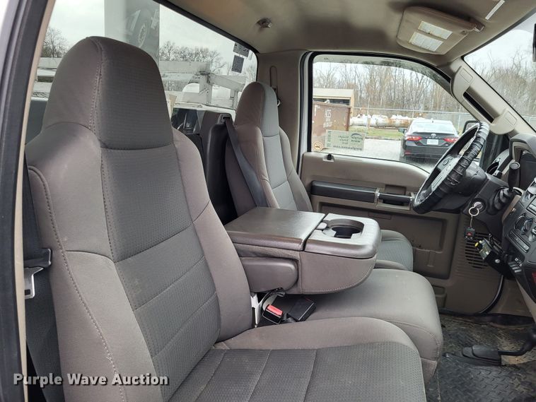 image for item DO3618 2010 Ford F550 Super Duty XLT  bucket truck