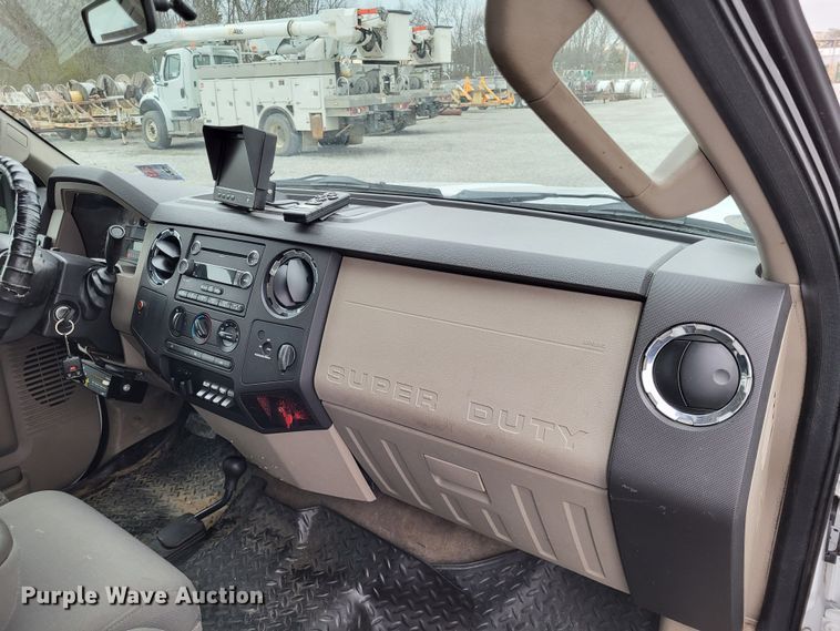image for item DO3618 2010 Ford F550 Super Duty XLT  bucket truck