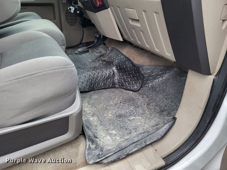 image for item DO3618 2010 Ford F550 Super Duty XLT  bucket truck