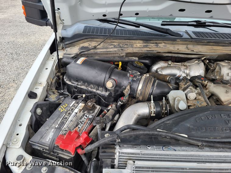 image for item DO3618 2010 Ford F550 Super Duty XLT  bucket truck