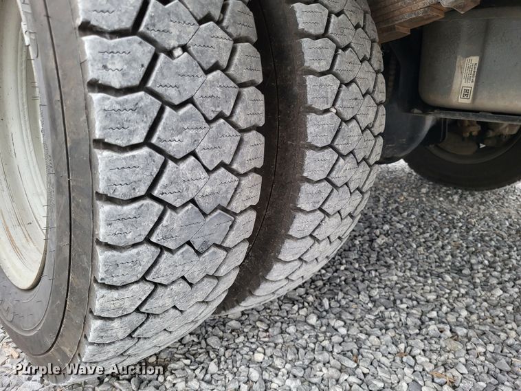 image for item DO3618 2010 Ford F550 Super Duty XLT  bucket truck