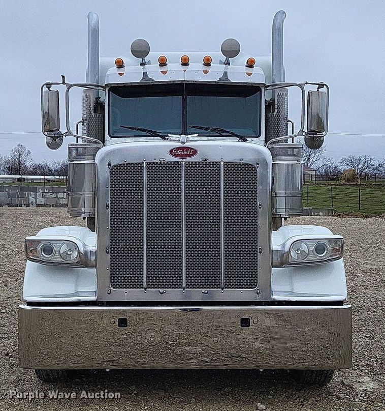 image for item DO3624 2016 Peterbilt 389  semi truck