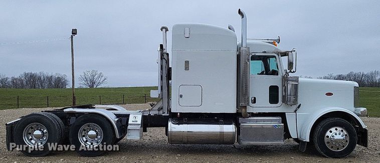 image for item DO3624 2016 Peterbilt 389  semi truck