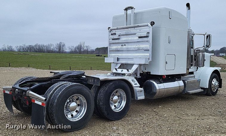 image for item DO3624 2016 Peterbilt 389  semi truck