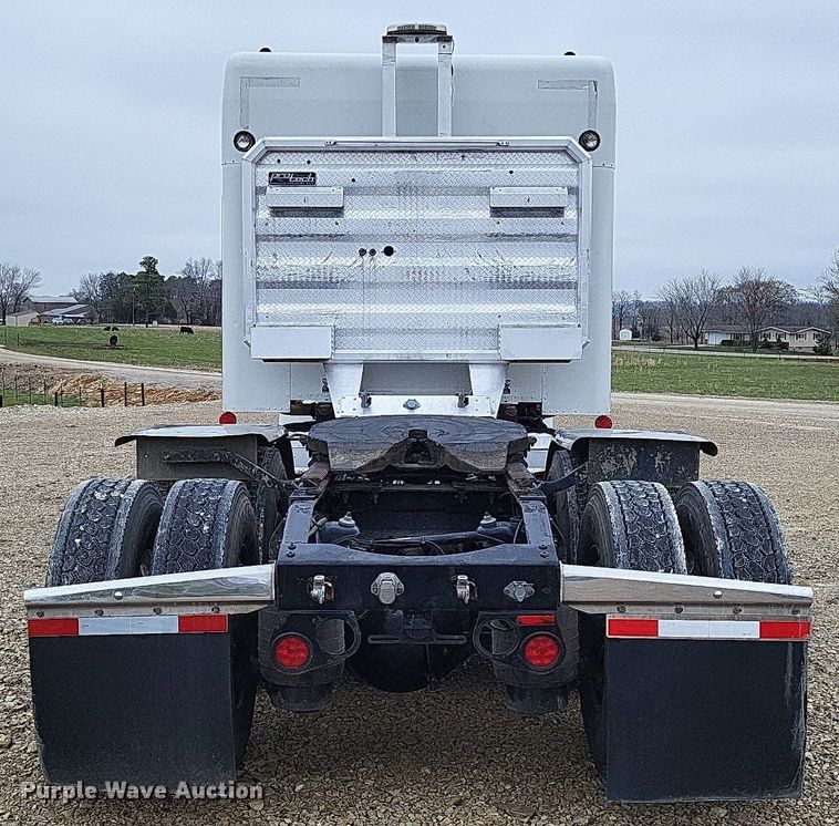 image for item DO3624 2016 Peterbilt 389  semi truck