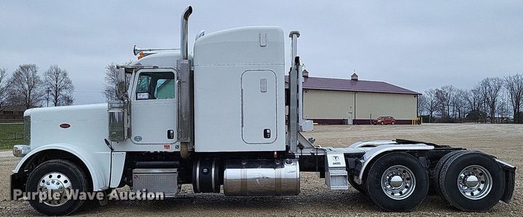 image for item DO3624 2016 Peterbilt 389  semi truck