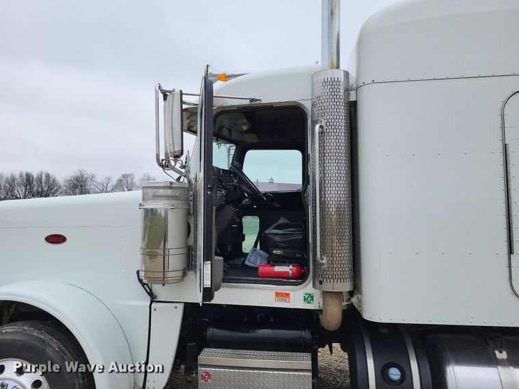 image for item DO3624 2016 Peterbilt 389  semi truck