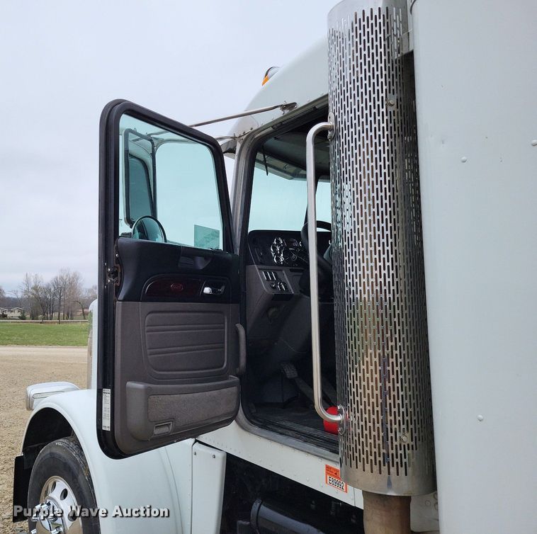 image for item DO3624 2016 Peterbilt 389  semi truck