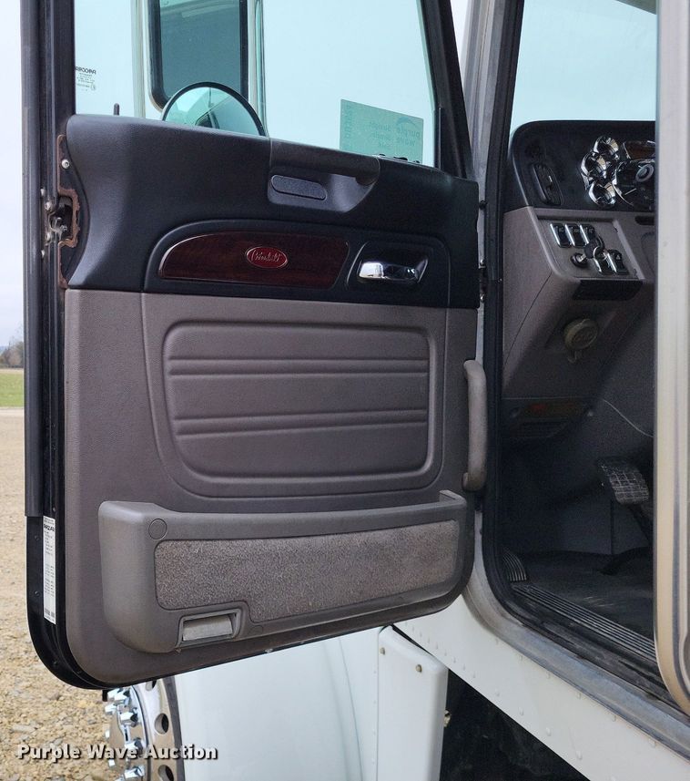 image for item DO3624 2016 Peterbilt 389  semi truck