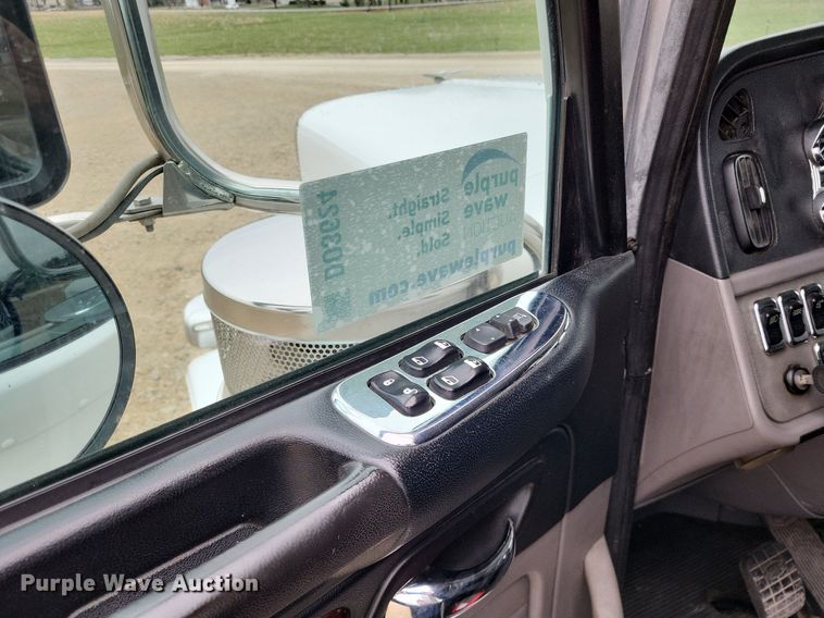 image for item DO3624 2016 Peterbilt 389  semi truck