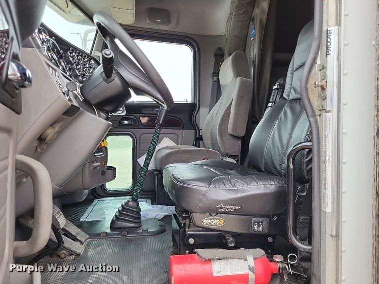 image for item DO3624 2016 Peterbilt 389  semi truck