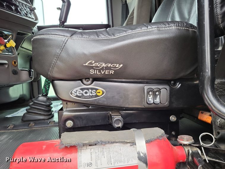 image for item DO3624 2016 Peterbilt 389  semi truck