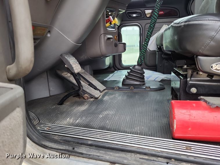 image for item DO3624 2016 Peterbilt 389  semi truck