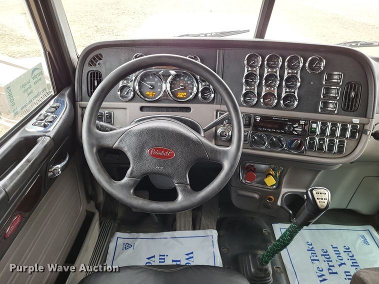 image for item DO3624 2016 Peterbilt 389  semi truck