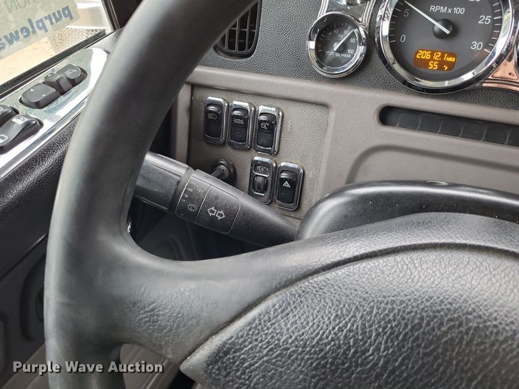 image for item DO3624 2016 Peterbilt 389  semi truck