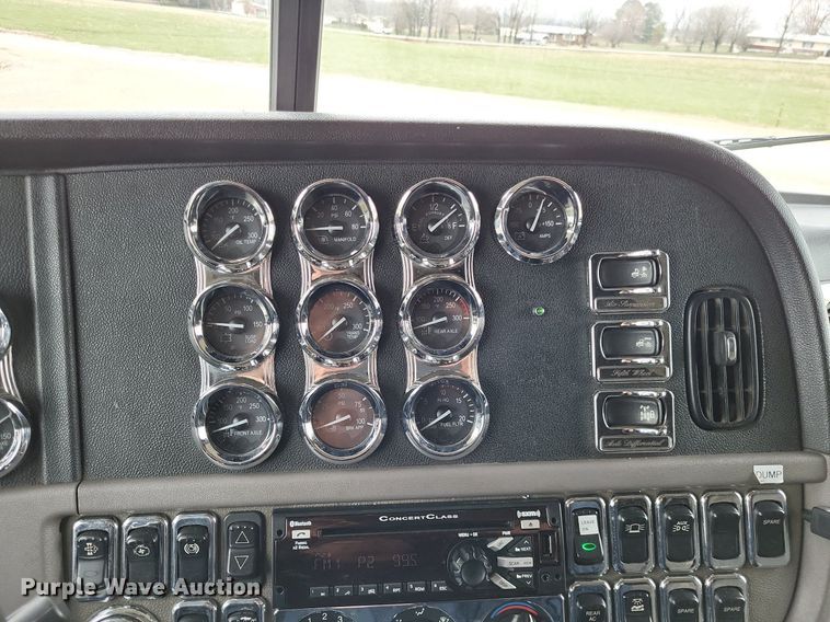 image for item DO3624 2016 Peterbilt 389  semi truck