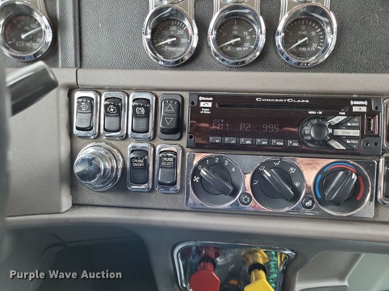 image for item DO3624 2016 Peterbilt 389  semi truck