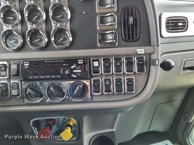 image for item DO3624 2016 Peterbilt 389  semi truck