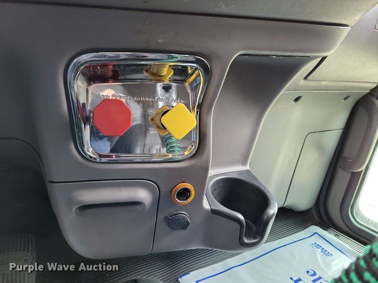 image for item DO3624 2016 Peterbilt 389  semi truck