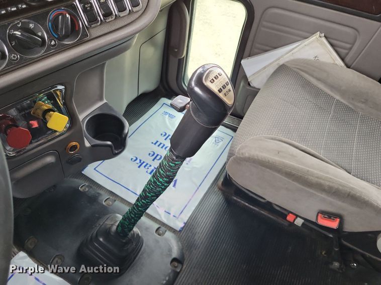 image for item DO3624 2016 Peterbilt 389  semi truck