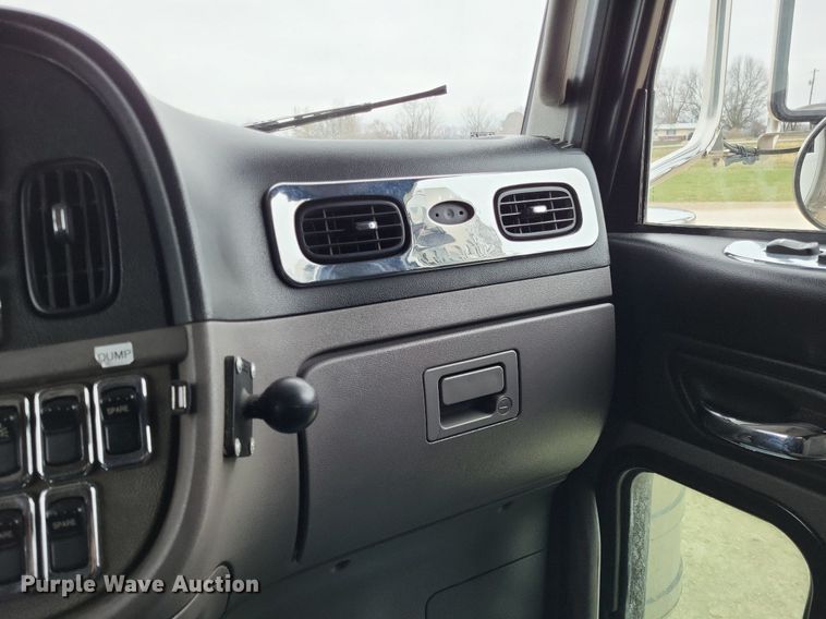 image for item DO3624 2016 Peterbilt 389  semi truck