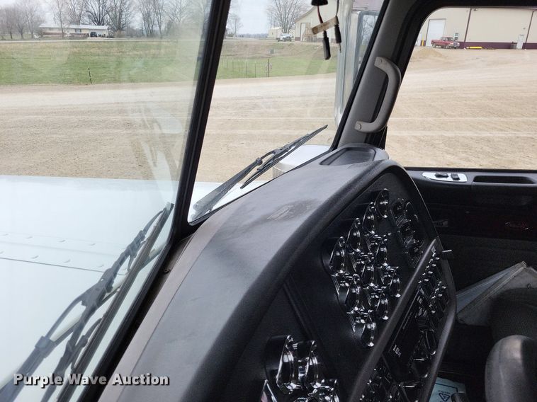 image for item DO3624 2016 Peterbilt 389  semi truck