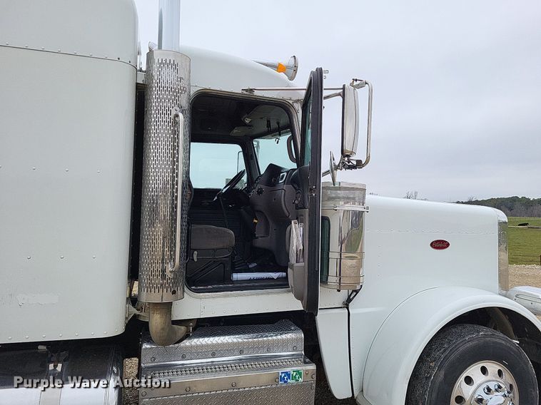 image for item DO3624 2016 Peterbilt 389  semi truck