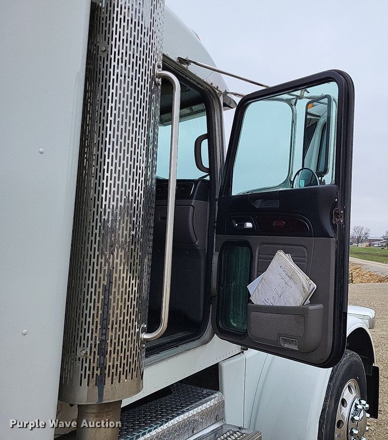 image for item DO3624 2016 Peterbilt 389  semi truck