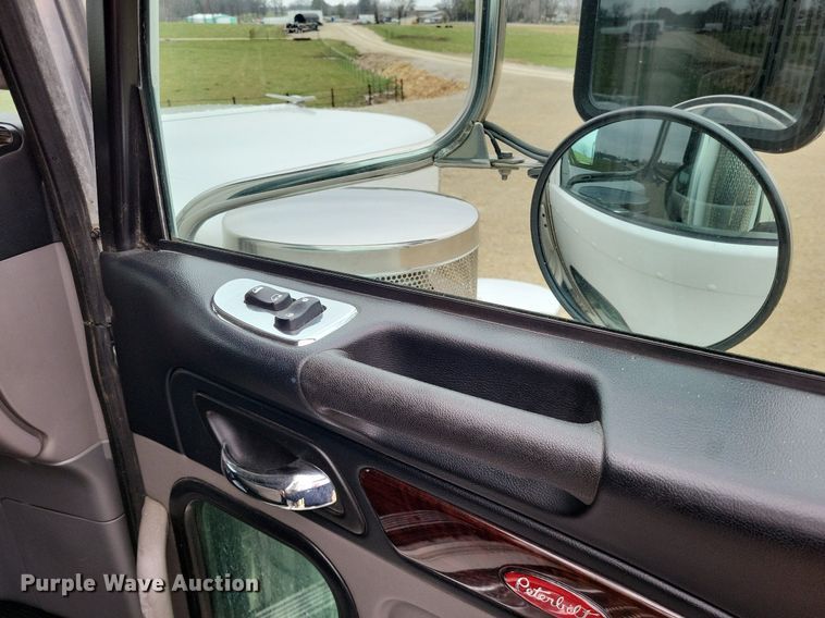 image for item DO3624 2016 Peterbilt 389  semi truck