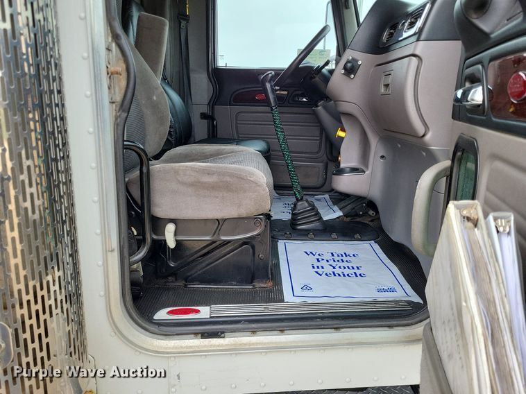 image for item DO3624 2016 Peterbilt 389  semi truck